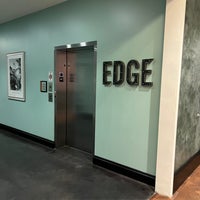 Foto diambil di Edge Rooftop Cocktail Lounge oleh Danny G. pada 8/19/2023