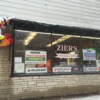 รูปภาพถ่ายที่ Zier’s Prime Meats โดย Kathleen เมื่อ 11/21/2015