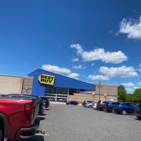 Photo taken at Best Buy by Ger A. on 7/30/2022