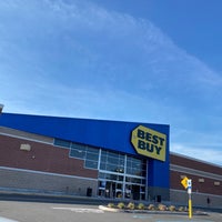 Photo taken at Best Buy by Ger A. on 5/27/2023