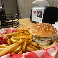 Снимок сделан в Gino&amp;#39;s Burgers &amp;amp; Chicken пользователем S . 4/19/2023