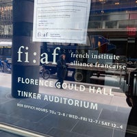 รูปภาพถ่ายที่ Florence Gould Hall โดย Sarah เมื่อ 12/7/2021