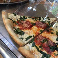 Foto scattata a Famous Famiglia Pizza da Sarah il 7/3/2017