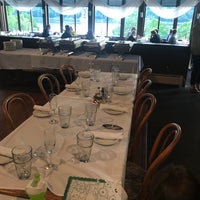 Das Foto wurde bei The River Station Restaurant &amp;amp; Catering von Sarah am 6/12/2018 aufgenommen