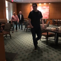 Das Foto wurde bei 2 West At The Ritz Carlton von Sarah am 5/10/2018 aufgenommen