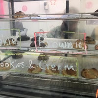 Foto tirada no(a) World&amp;#39;s Best Cookie Dough por Sarah em 5/24/2019