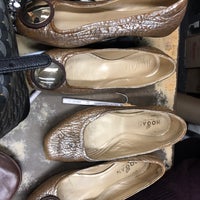 รูปภาพถ่ายที่ Jim&amp;#39;s Shoe Repair โดย Sarah เมื่อ 9/14/2019