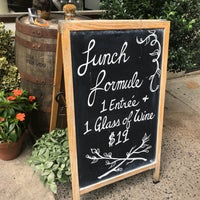 Das Foto wurde bei St Tropez Restaurant &amp;amp; Wine Bar von Sarah am 7/4/2018 aufgenommen