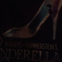 Das Foto wurde bei Cinderella on Broadway von Annie am 4/18/2013 aufgenommen