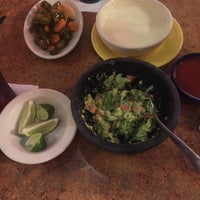 Foto tomada en La Parrilla Mexican Restaurant  por Tony R. el 5/31/2016