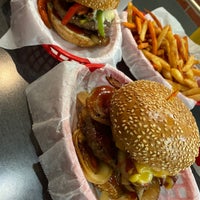 Foto scattata a Pearl&amp;#39;s Deluxe Burgers da Victoria ♡. il 1/4/2022