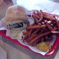 Foto diambil di Moonies Burger House oleh Michael A. pada 10/8/2012