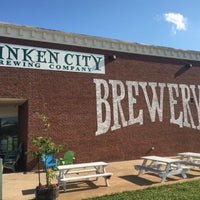 Das Foto wurde bei Sunken City Brewing Company and Tap Room von Brad am 6/18/2017 aufgenommen