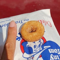 Photo taken at Tiny Tom&amp;#39;s Donuts by Gabriel S. on 7/16/2022