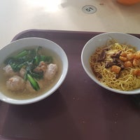 Photo taken at Punggol Noodles 榜鹅肉脞面 by Gabriel S. on 9/22/2018
