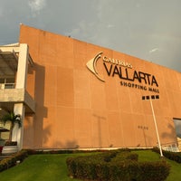 รูปภาพถ่ายที่ Galerías Vallarta โดย Arturo G. เมื่อ 9/22/2021