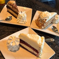 Photo taken at The Cheesecake Factory by Arturo G. on 8/20/2023