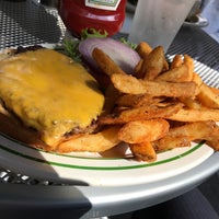 Foto scattata a Mother Burger da Port L. il 10/4/2017