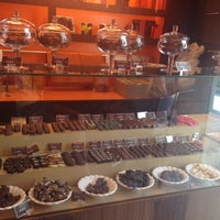 รูปภาพถ่ายที่ Chez Bonbon Chocolates Gourmet โดย Erica เมื่อ 1/23/2014