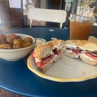 7/13/2023 tarihinde Samuel B.ziyaretçi tarafından Beauty&amp;#39;s Bagel Shop'de çekilen fotoğraf