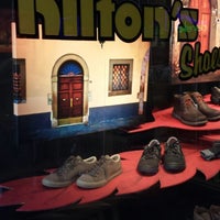 รูปภาพถ่ายที่ Hilton&#39;s Shoes โดย Andrea H. เมื่อ 9/5/2013