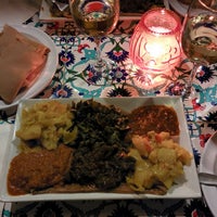Das Foto wurde bei Meskel Ethiopian Restaurant von Robin A. am 1/1/2015 aufgenommen