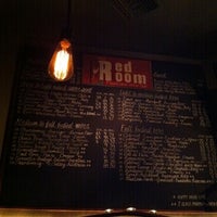 Foto tomada en Red Room Food &amp;amp; Wine Bar  por Seana Y. el 9/30/2011