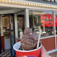 Das Foto wurde bei Swensen&amp;#39;s Ice Cream von Nes am 9/29/2022 aufgenommen