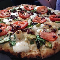 Foto diambil di Delicio Coal Fired Pizza oleh Landon pada 5/11/2014