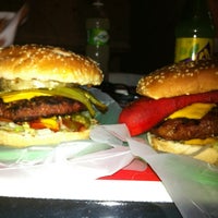 2/2/2013에 Hazael E.님이 Monster Burgers에서 찍은 사진