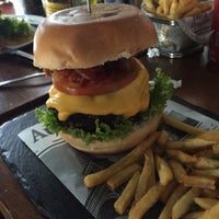Foto diambil di Max Fifty Burger &amp;amp; Bar oleh Jose G. pada 6/14/2015