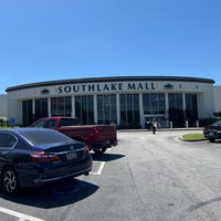 รูปภาพถ่ายที่ Southlake Mall โดย Richard P. เมื่อ 5/1/2023
