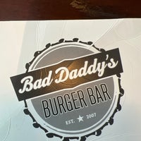 รูปภาพถ่ายที่ Bad Daddy&amp;#39;s Burger Bar โดย Richard P. เมื่อ 12/20/2022