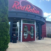 Photo taken at Red Robin Gourmet Burgers and Brews by Richard P. on 4/30/2023