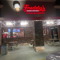 Photo prise au Freddy’s Frozen Custard &amp;amp; Steakburgers par Richard P. le5/21/2021