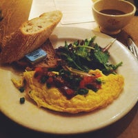 Photo taken at Le Pain Quotidien by Bianca 🌙 on 10/7/2013