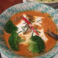 Foto diambil di Sweet Lime Thai Cuisine oleh Angela O. pada 3/2/2018