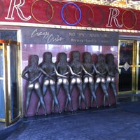 รูปภาพถ่ายที่ Crazy Girls at the Riviera โดย Tim เมื่อ 10/8/2012