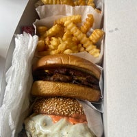 Photo taken at Amboy Quality Meats &amp;amp; Delicious Burgers by Anh on 9/18/2022