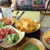 รูปภาพถ่ายที่ La Lupita Mexican Cuisine &amp;amp; Bar โดย Jennifer เมื่อ 6/23/2013
