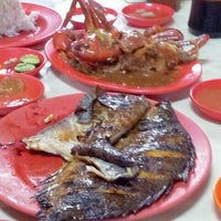 Photo taken at Seafood Angga by Mulya U. on 12/21/2013
