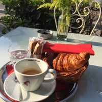 Photo taken at Léone Patisserie &amp;amp; Boulangerie by Erkin on 9/21/2015