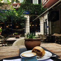 Photo taken at Prospero&amp;#39;s Books &amp;amp; Caliban&amp;#39;s Coffee by Алёна Л. on 8/4/2023