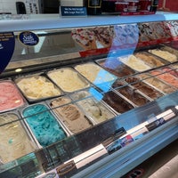 Photo taken at Cold Stone Creamery by Rafael A. on 5/20/2022
