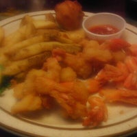 Foto scattata a Lowery&amp;#39;s Seafood Restaurant da Jon W. il 9/15/2012