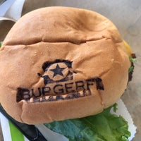 Foto tirada no(a) BurgerFi por Nikki em 11/6/2021