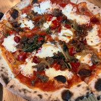 Photo taken at Ken&amp;#39;s Artisan Pizza by Anthony P. on 7/25/2022