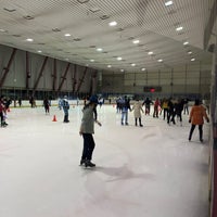 รูปภาพถ่ายที่ Yerba Buena Ice Skating &amp;amp; Bowling Center โดย Zachary B. เมื่อ 2/15/2022