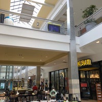 Foto tirada no(a) St. Clair Square Mall por Zachary B. em 4/9/2019