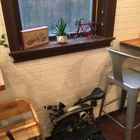 Photo prise au Red Bicycle Coffee &amp; Crepes par Zachary B. le9/26/2018